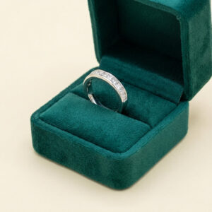 Anello mezza veretta in oro bianco 18 kt con diamanti taglio princess