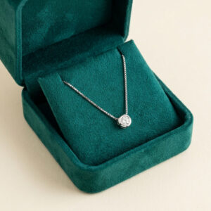 Collana punto luce in oro bianco 18 kt con diamante incastonato a castone