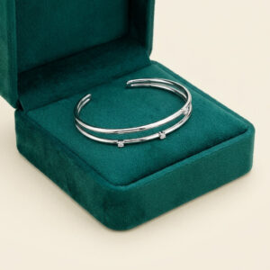 Bracciale rigido a spirale in oro bianco 18 kt con tre diamanti